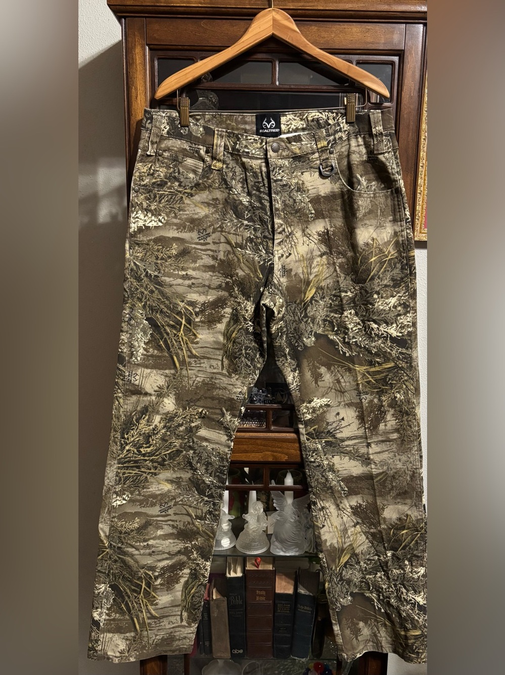 Men’s NWOT Camouflage-Hunting Pants in olive/green color by REALTREE
